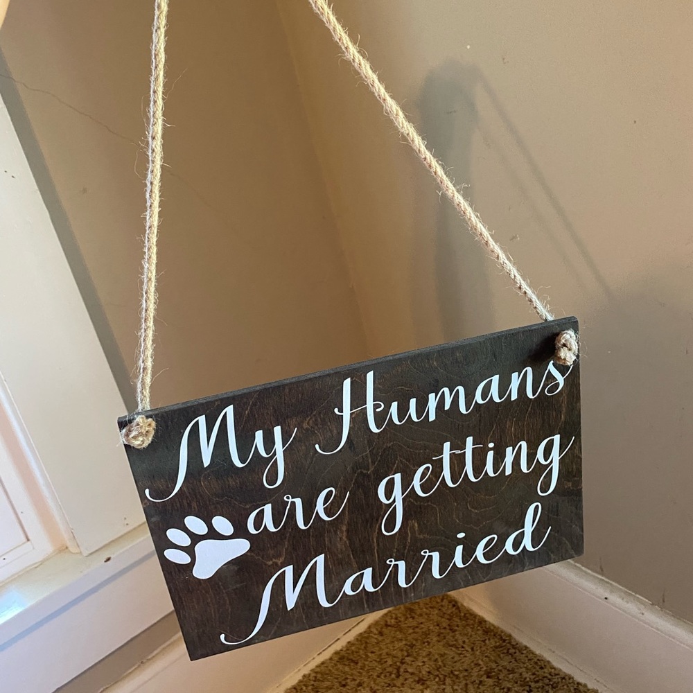 Engagement photo shoot sign with pet